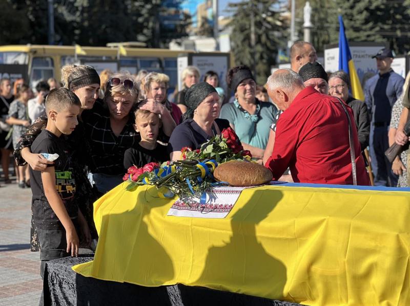 Рівняни віддали останню шану токарю, що трагічно загинув у Запоріжжі. Місто - Останні новини Рівного та регіону - Рівне Вечірнє.