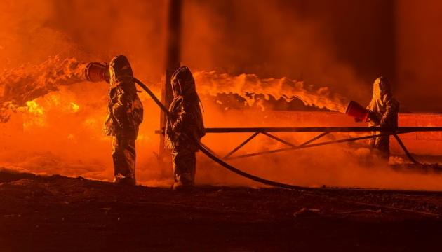 У Прикарпатському регіоні в результаті атаки дронів виникла пожежа на одному з промислових об'єктів.