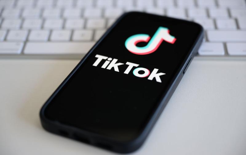 TikTok заблокував десятки російських пропагандистських акаунтів, повідомляє The Moscow Times.