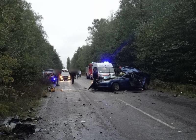 У Рівненській області сталася дорожньо-транспортна пригода за участю автомобіля Mazda та мікроавтобуса, внаслідок якої загинув підліток.