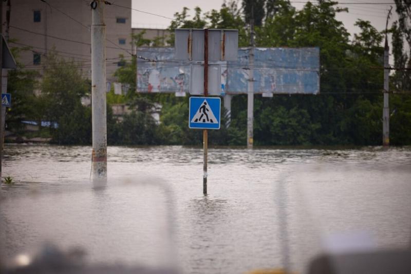 Окупаційні сили підірвали дамбу, внаслідок чого вода почала затоплювати населені райони, повідомляють ЗМІ.